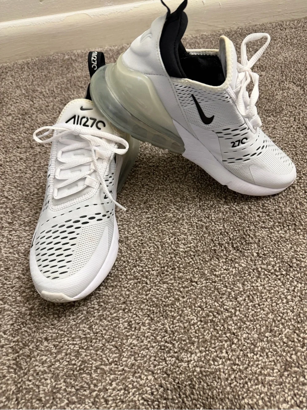 Nike Women’s White and Black Air 270 Size 9